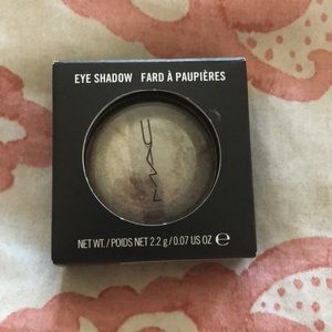 MAC eyeshadow in family silver